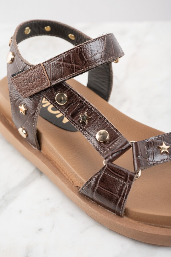 Sandalia Cuero Tachas Marrón