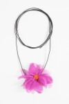 Collar cordón flor petálos mostacilla fucsia