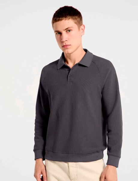 BUZO TIPO POLO DE TEJIDO INTERLOCK GRIS