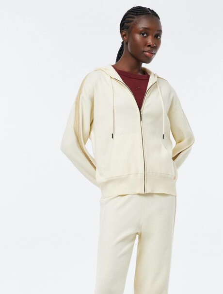 CAMPERA DE PUNTO CON CAPUCHA BEIGE