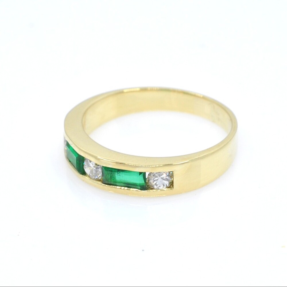 Anillo en oro 18k, brillantes y esmeraldas Anillo en oro 18k, brillantes y esmeraldas