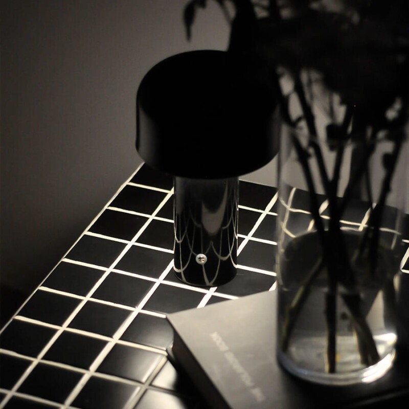 Lampara de mesa recargable USB negro