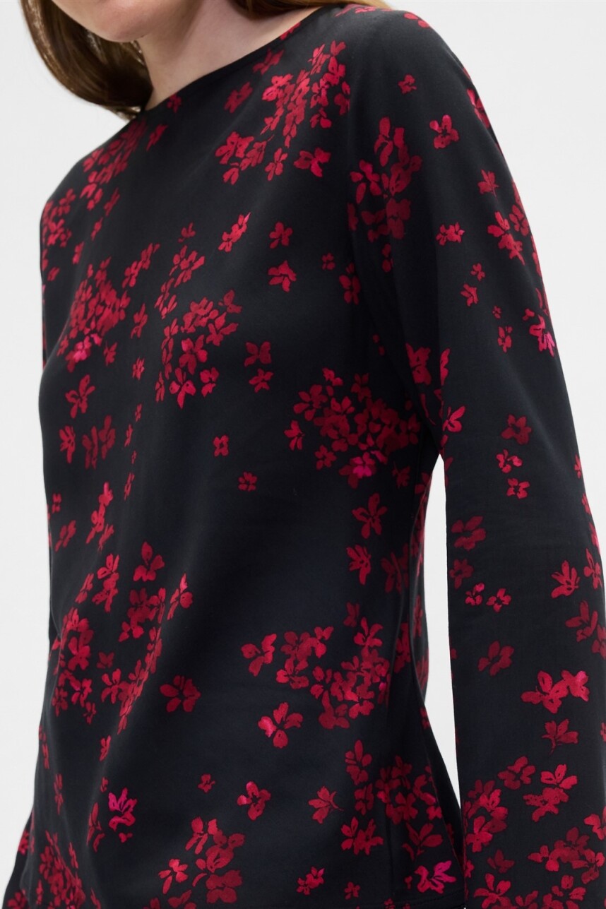 Remera Cuello Bote Mujer Black Red Floral