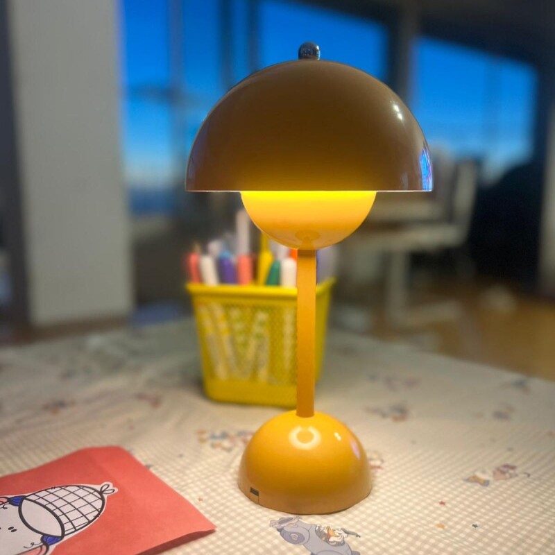 Lámpara de mesa táctil recargable Amarilla