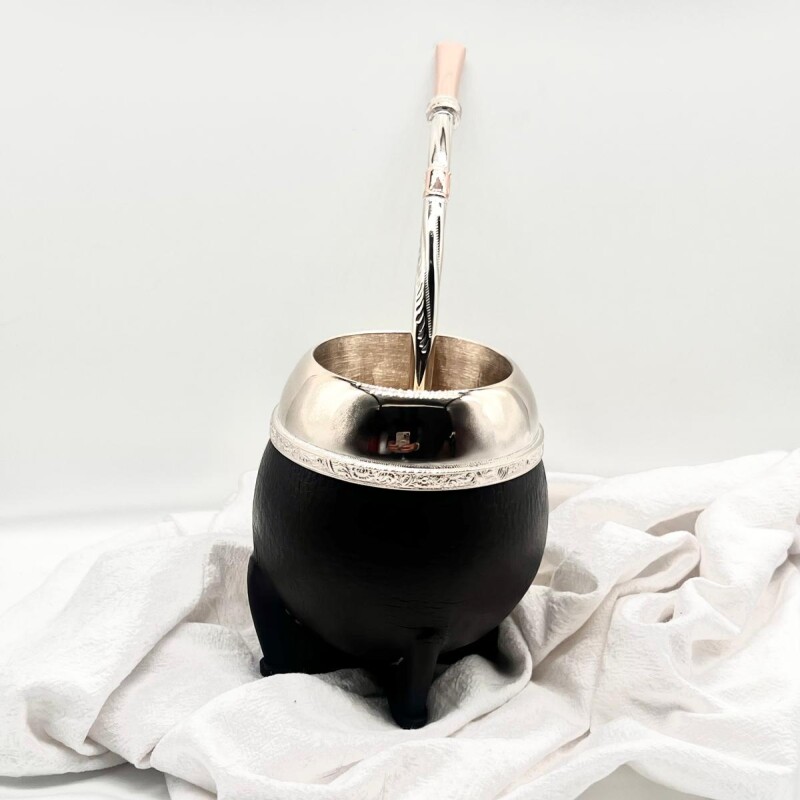 Mate forrado en cuero con boca de plata y virola cincelada Mate forrado en cuero con boca de plata y virola cincelada