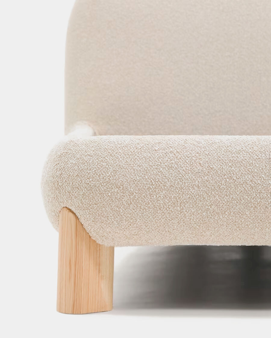 Cama desenfundable Odina bouclé crudo y patas de madera maciza de fresno acabado tono natural para colchón de 180 x 200 cm.
