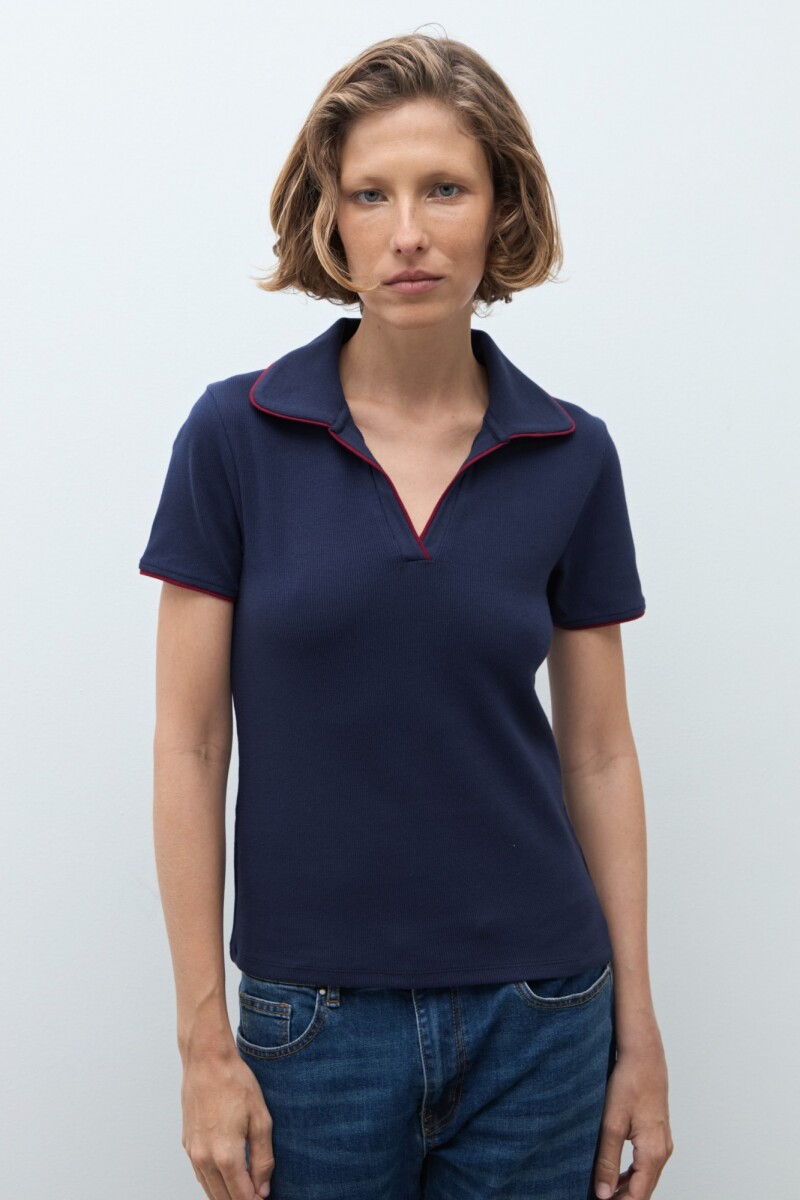 Remera cuello polo vivo en contraste azul marino