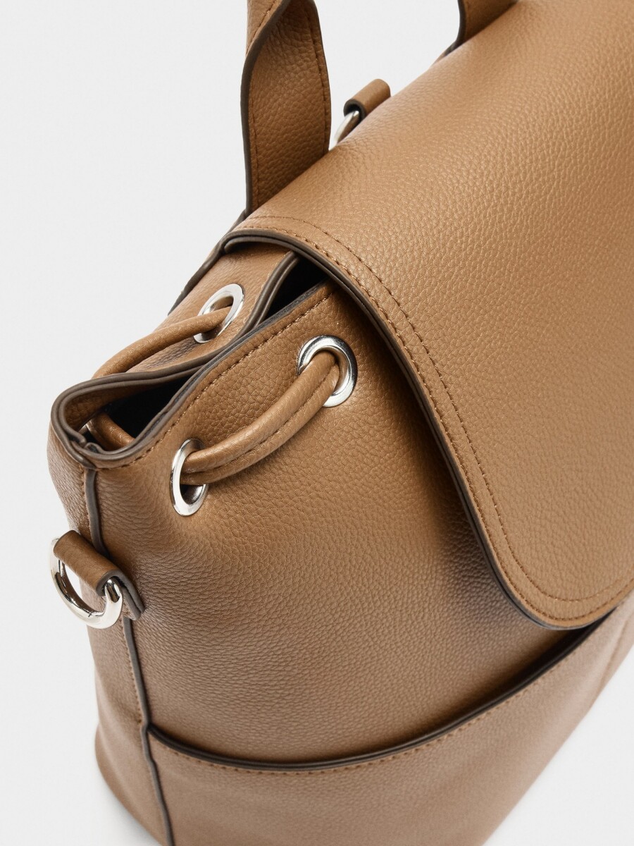 Mochila Con Textura Y Solapa camel