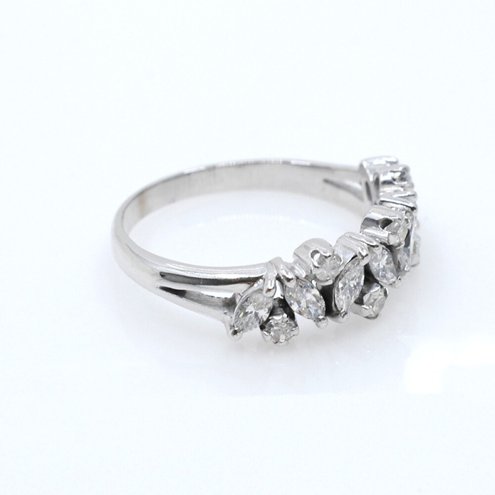 Anillo en oro 18k blanco con hermosos brillantes Anillo en oro 18k blanco con hermosos brillantes
