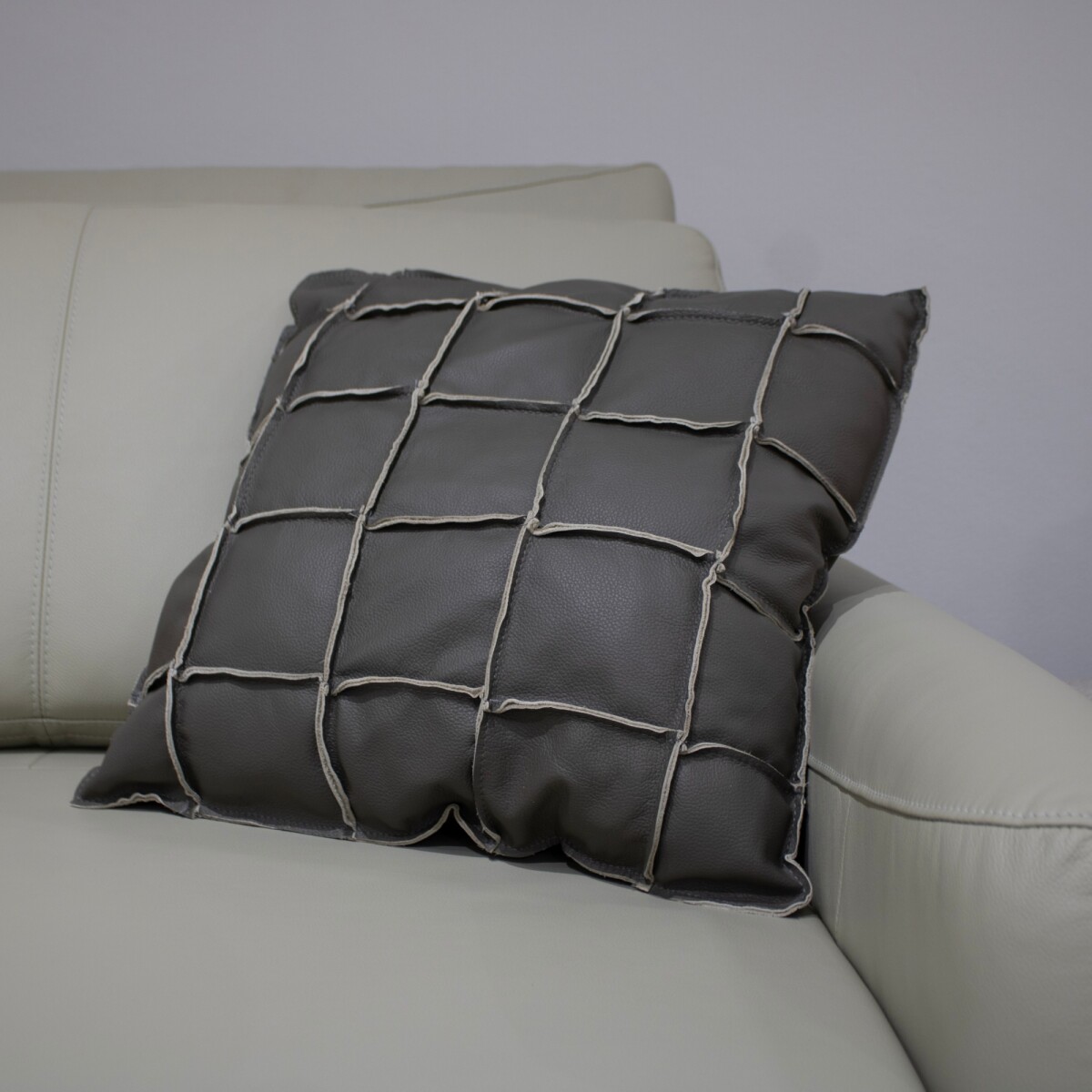 Almohadón Cuero - 48x48cm - Fio - Gris 