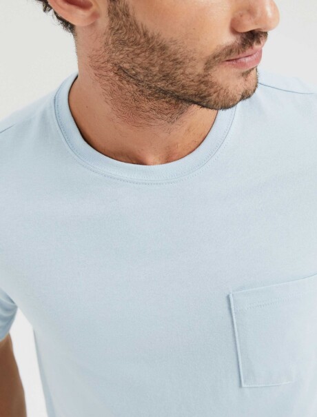 CAMISETA BÁSICA CON BOLSILLO CELESTE