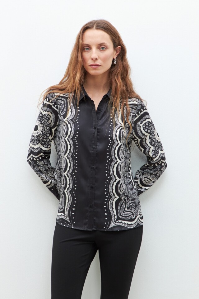 Camisa con estampa arabescos negro