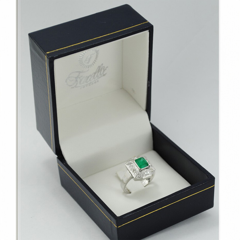 Hermoso anillo en platino con esmeralda central y brillantes Hermoso anillo en platino con esmeralda central y brillantes