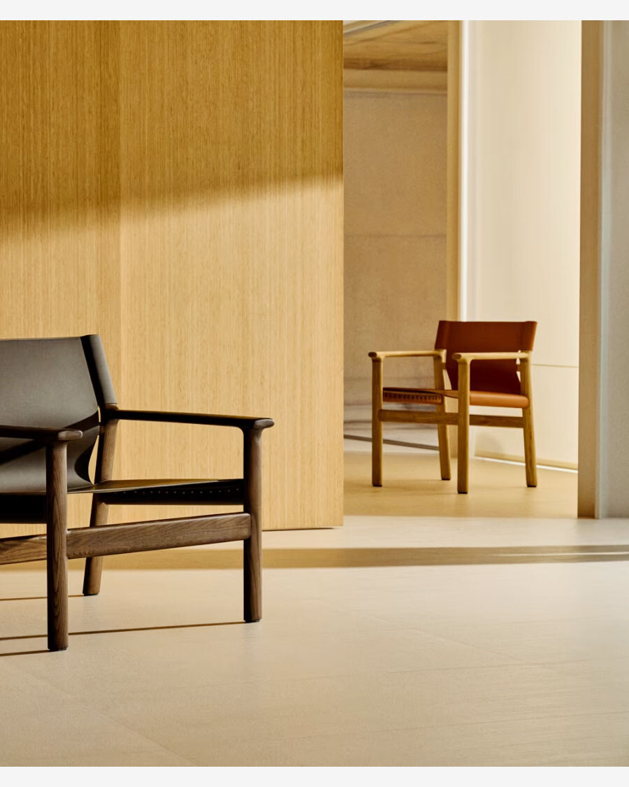 Silla Jan de fibras de cuero reciclado negro y madera maciza de fresno con acabado negro FSC 100% Silla Jan de fibras de cuero reciclado negro y madera maciza de fresno con acabado negro FSC 100%