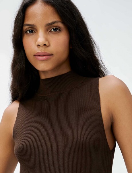 MUSCULOSA EN TELA ACANALADA CON CUELLO ALTO MARRÓN