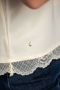 Blusa Satinada Con Encaje Arena