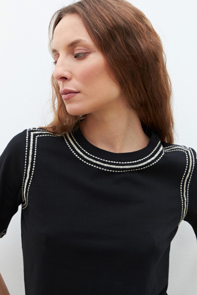 Remera con bordados en contraste negro