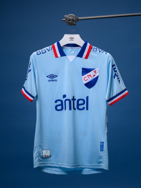 CAMISETA DE JUEGO OFICIAL AWAY 3 Nacional Junior Skuba, Celeste