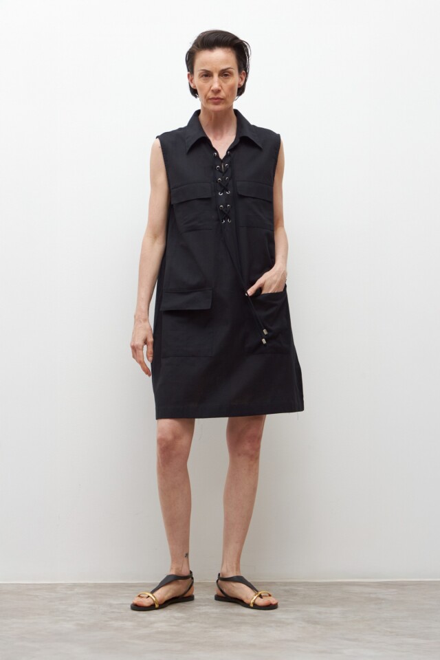 Vestido con ojalillos y bolsillos delanteros negro