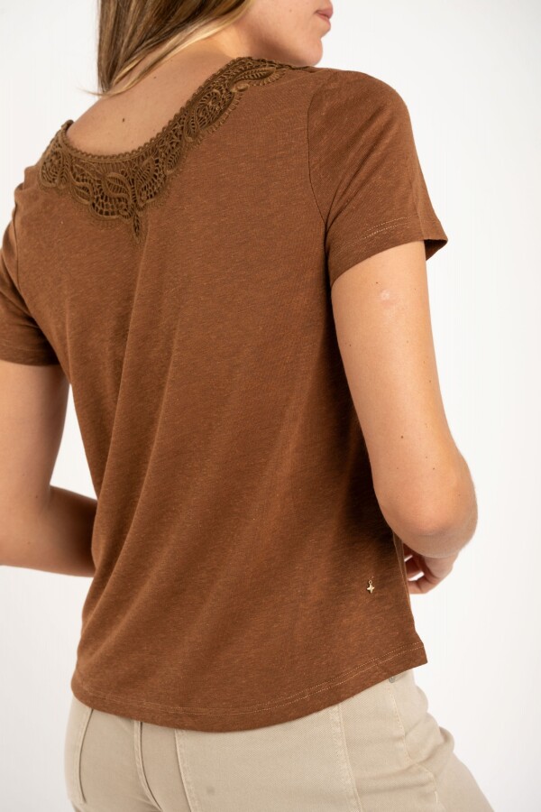 Remera Con Lino Camel