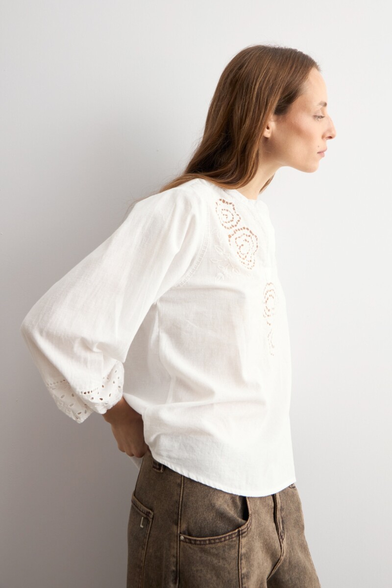 Blusa romantica bordada blanco