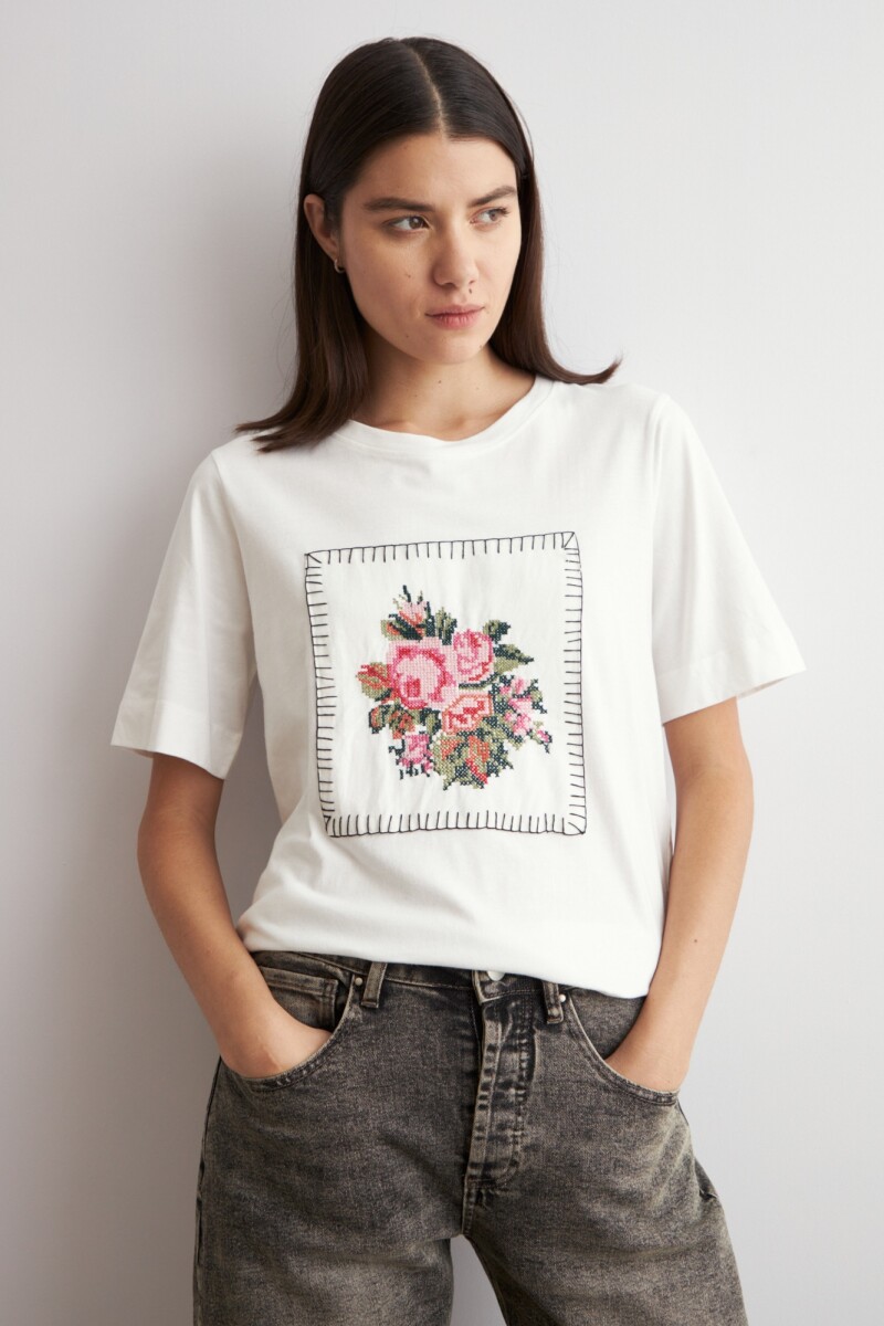 Remera aplique bordado crudo