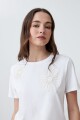 Remera con bordado floral blanco