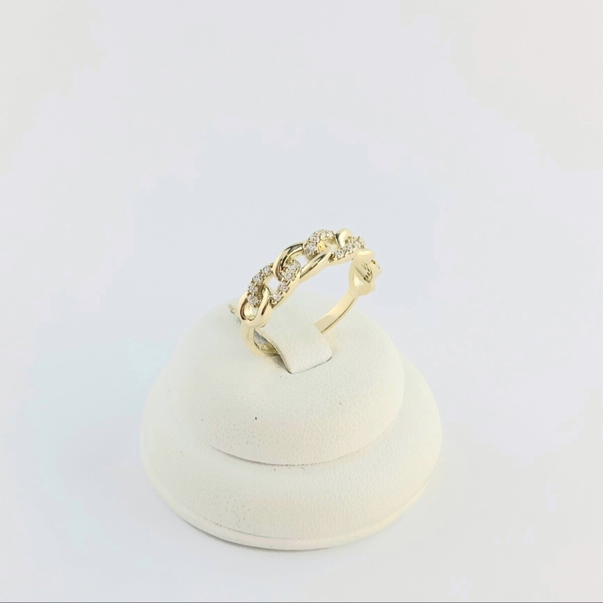 Anillo de oro 9 ktes con circonia. 