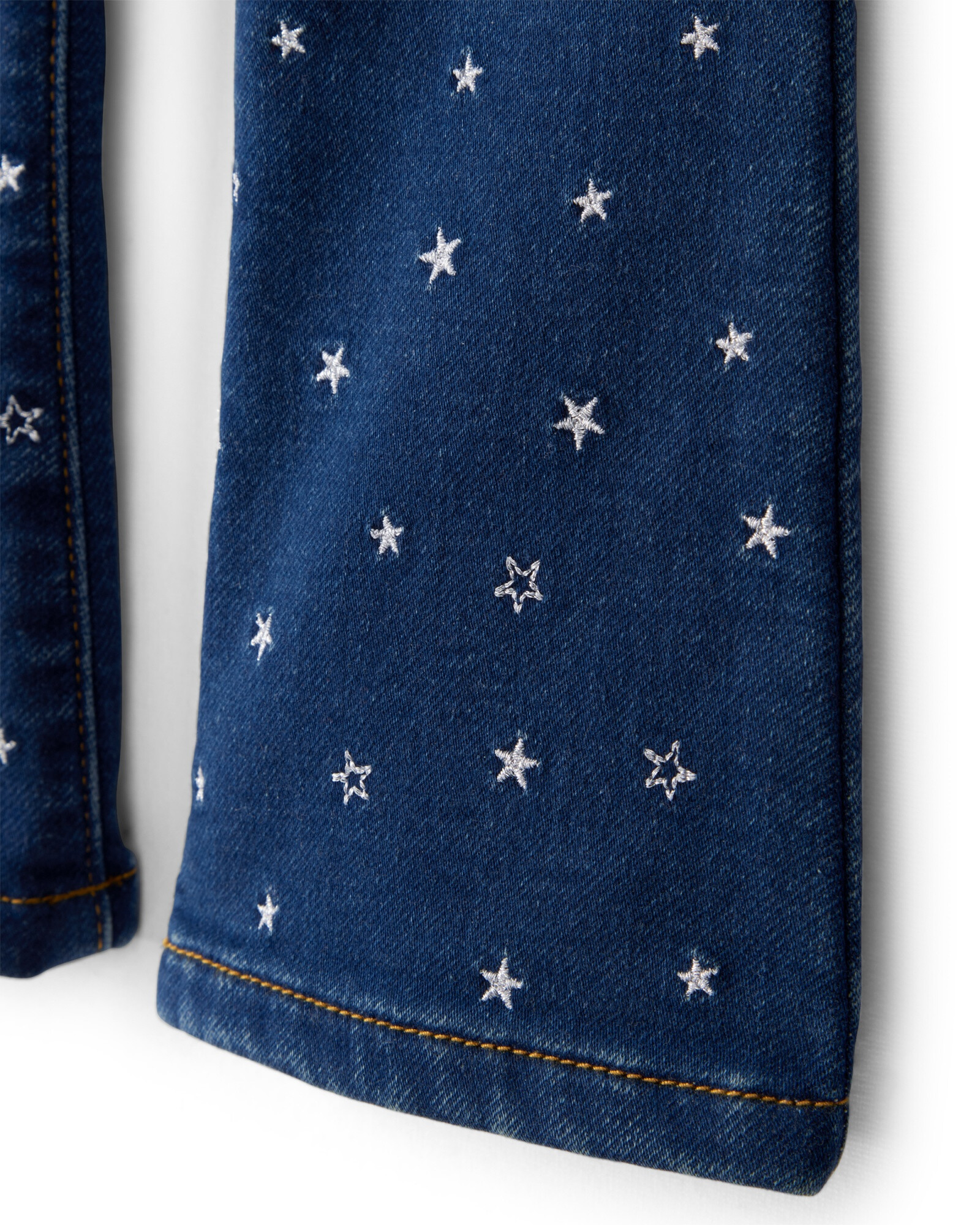 Pantalón jean, acampanado, diseño estrellas Sin color