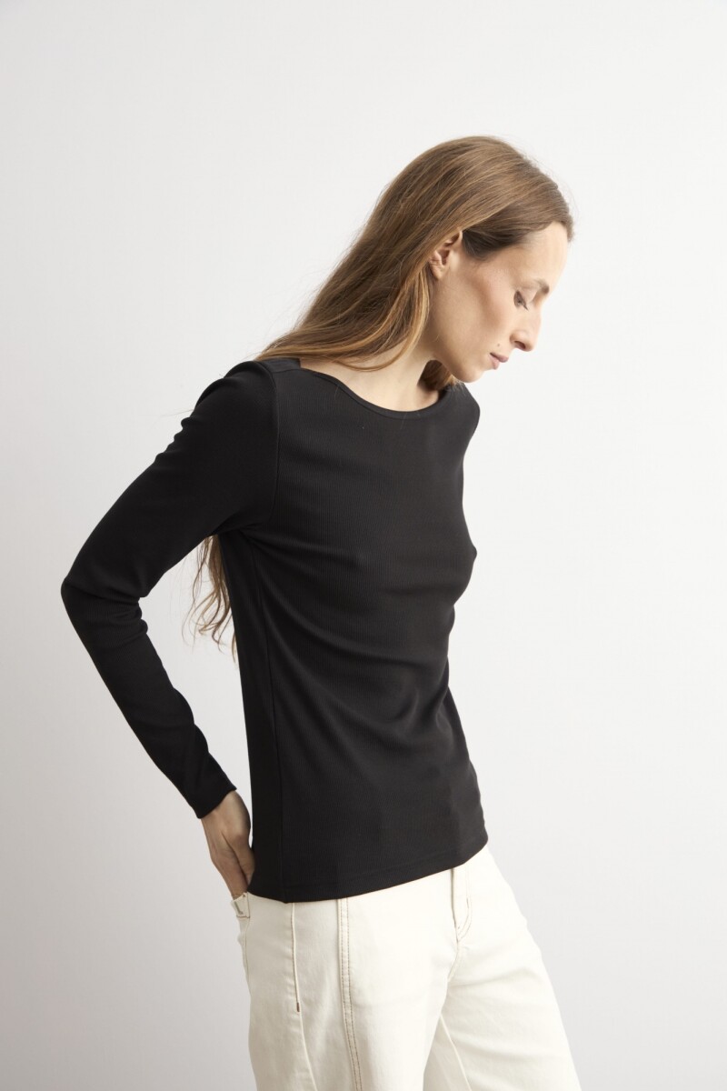 Remera escote bote negro