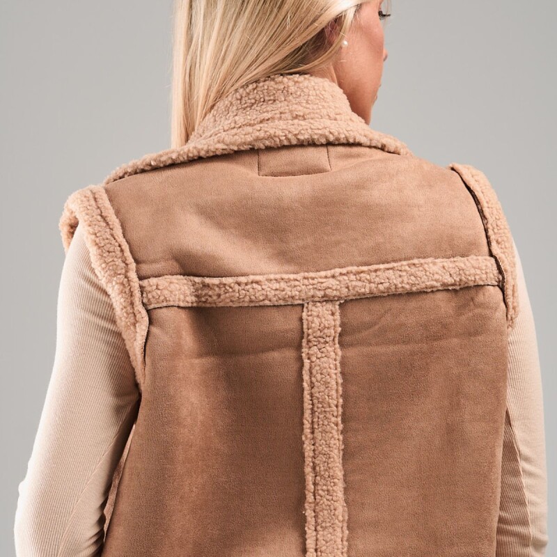 Chaleco con sherpa Slowly Beige