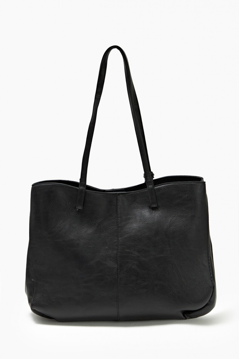 Cartera tote con dijes metálicos negro