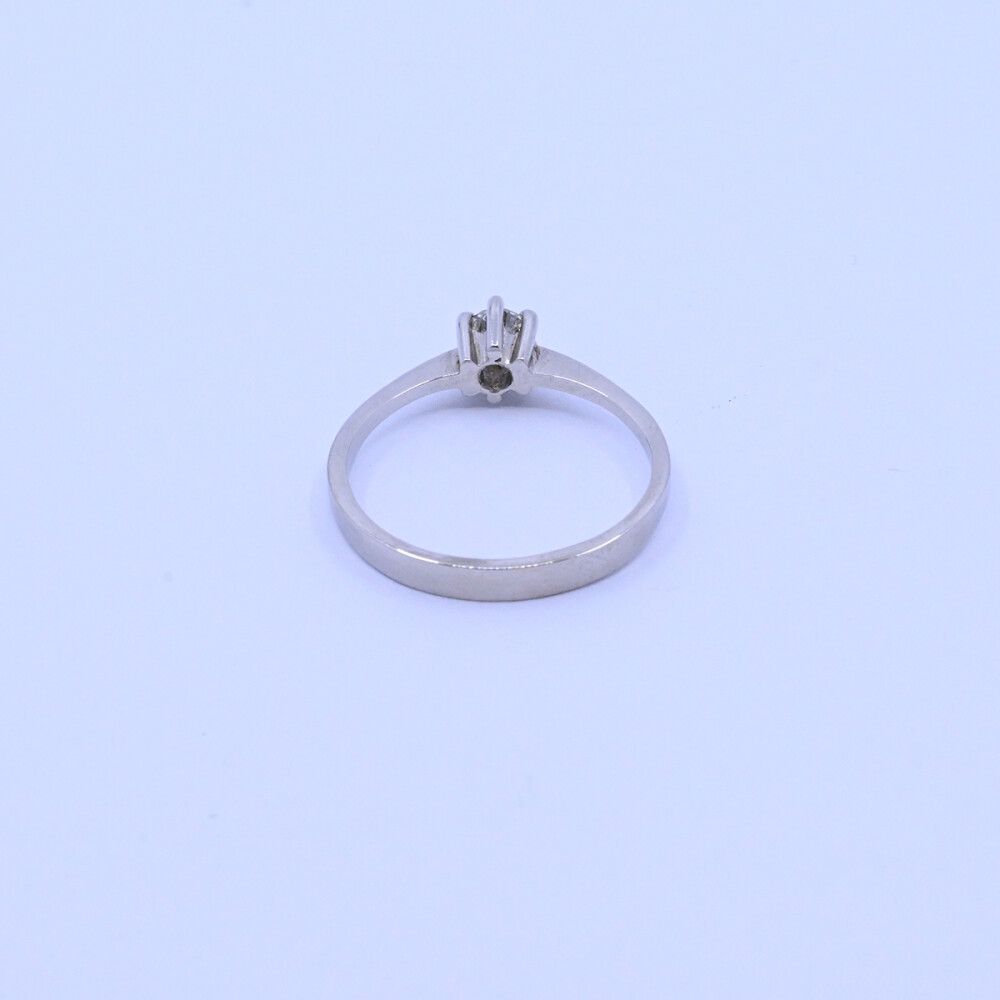 Anillo solitario platino y brillante. Anillo solitario platino y brillante.