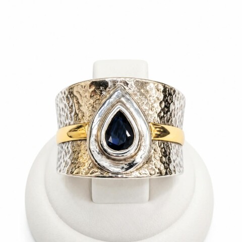 Anillo martillado con piedra gota azul Anillo martillado con piedra gota azul