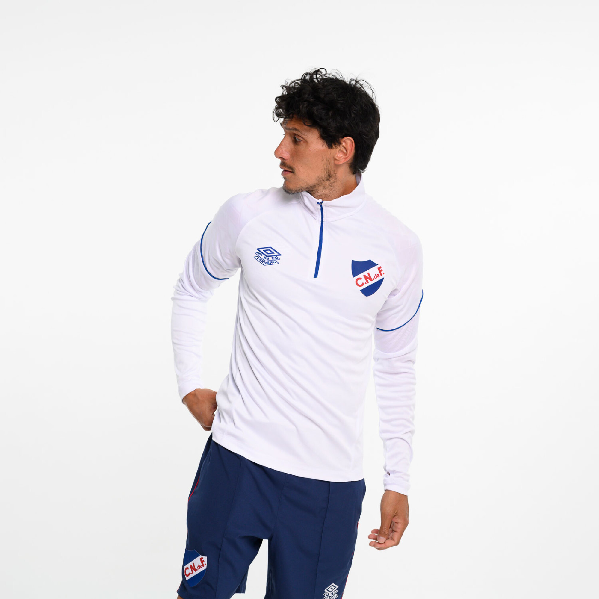 Buzo nike blanco clearance azul y rojo