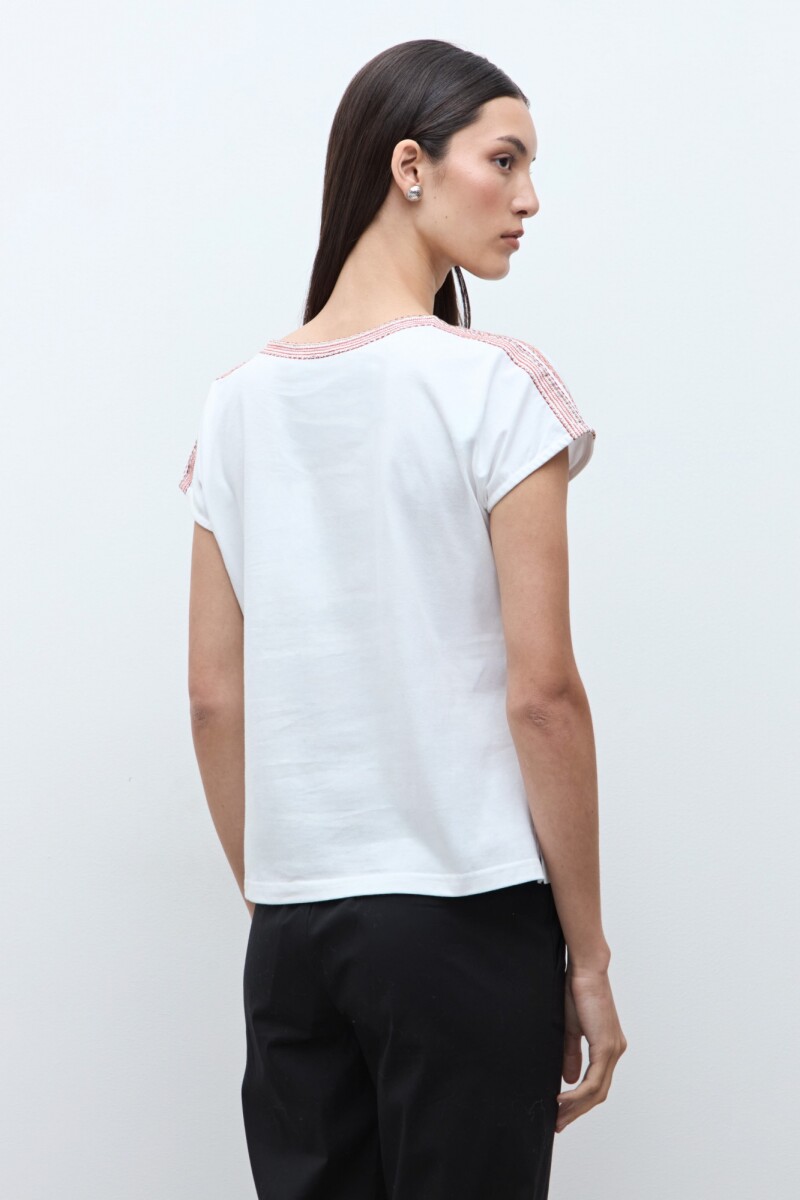 Remera escote V con bordados blanco