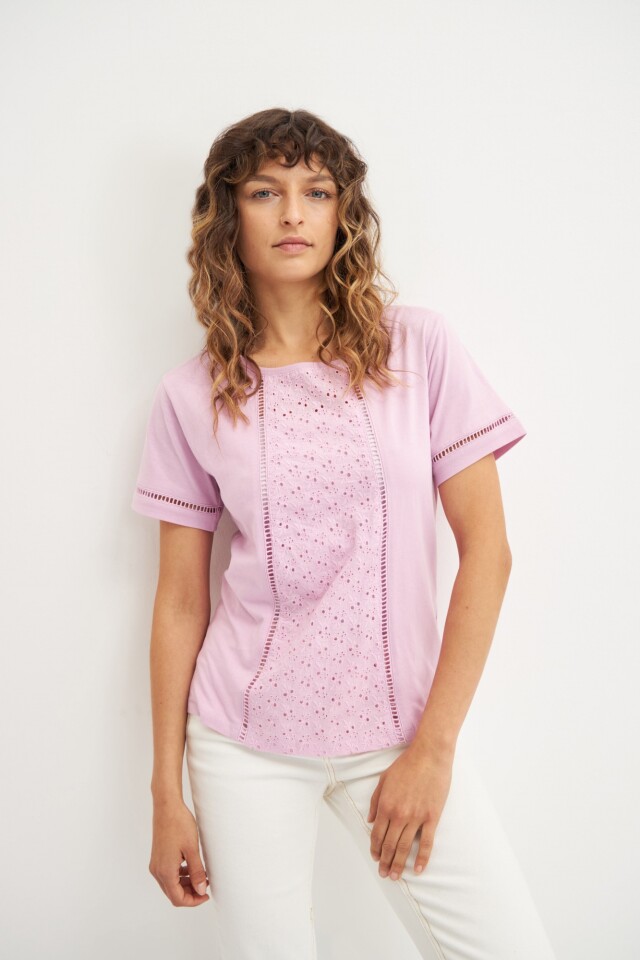 Remera con broderie lila