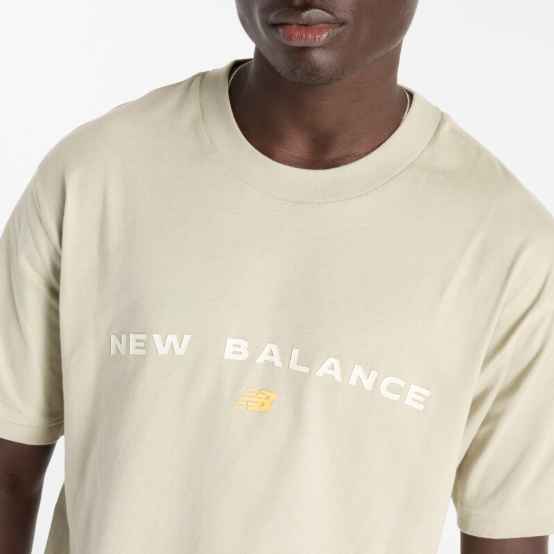 Remera New Balance de Hombre -Reimagined Graphic- MT51506OVN OLIVINE