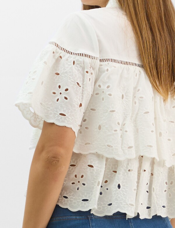 Camisa De Algodón Con Bordado Suizo Y Volados CRUDO