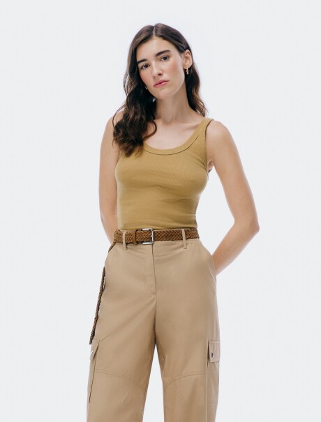 MUSCULOSA BÁSICA SLIM MARRÓN