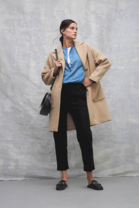 Pantalon con cinto negro