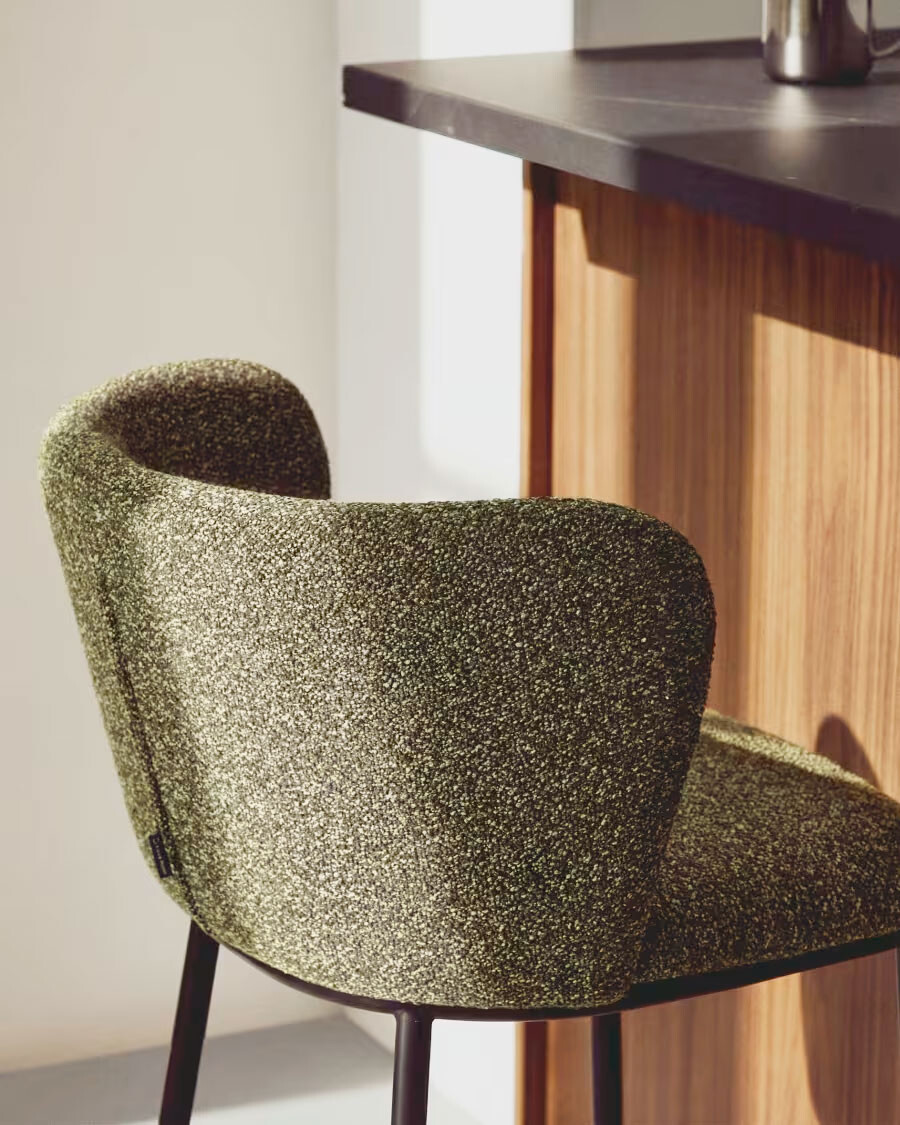 Taburete Ciselia de chenilla gruesa verde oscuro y patas de acero acabado negro FSC Mix Credit 65 cm.