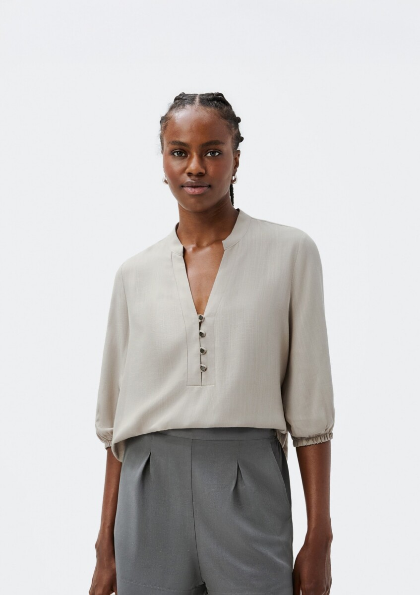 BLUSA ESCOTE V CON BOTONES - GRIS 