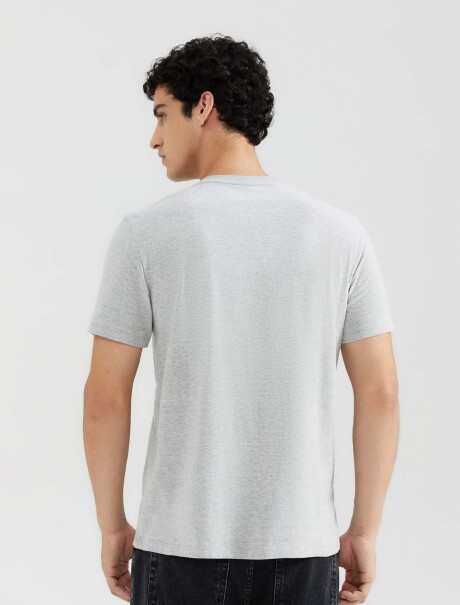 CAMISETA BÁSICA WORLD CUELLO EN V GRIS