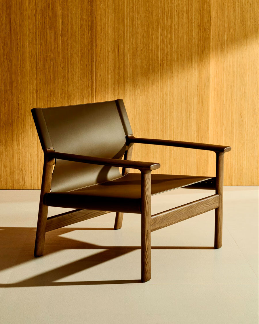 Butaca Jan de fibras de cuero reciclado marrón oscuro y madera maciza de fresno con acabado tono nogal FSC 100% Butaca Jan de fibras de cuero reciclado marrón oscuro y madera maciza de fresno con acabado tono nogal FSC 100%