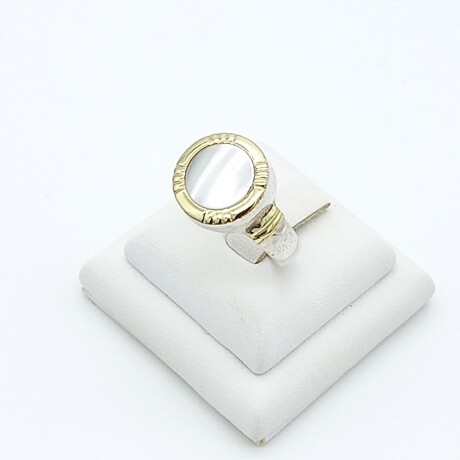 Anillo de plata 925 con double de oro 18 ktes y nácar. Anillo de plata 925 con double de oro 18 ktes y nácar.