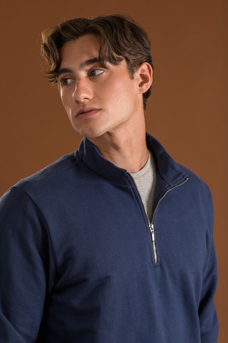 Buzo con Cuello Alto. Azul Marino.