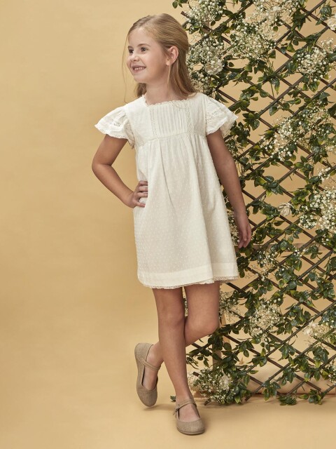 Vestido Con Jaretas Y Tiras Bordadas Blanco