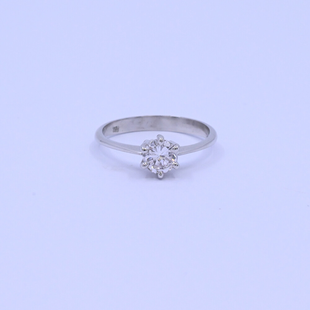Anillo solitario oro 18k blanco con brillante engrace 6 puntas. Anillo solitario oro 18k blanco con brillante engrace 6 puntas.