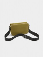 Bolso Bandolera Con Solapa Textura Suave mostaza